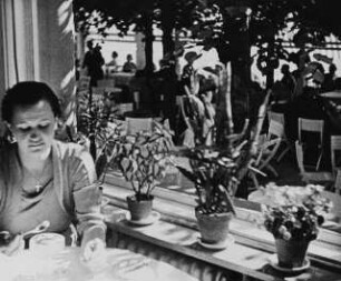 Szene aus dem Dokumentarfilm "Berggasthof Luisenhof": Blick vom Innenraum auf die Terrasse