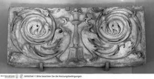 Fragmente einer Marmor(?)-Dekoration mit florealen, vegetabilen und Grotesken-Motiven, Akanthus-Bätter und Kandelaber
