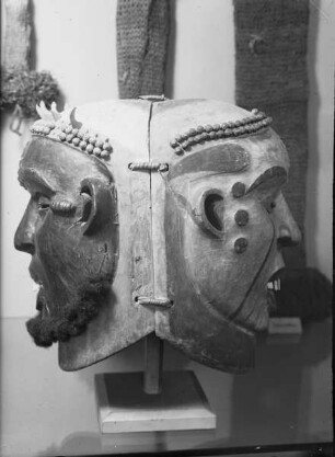 Gesichtsmaske in Janusform