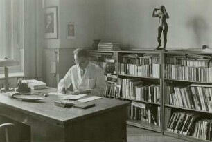 Dresden, Ständehaus am Schloßplatz. Deutsche Fotothek. Direktor Hans-Heinrich Richter in seinem Büro, August 1964
