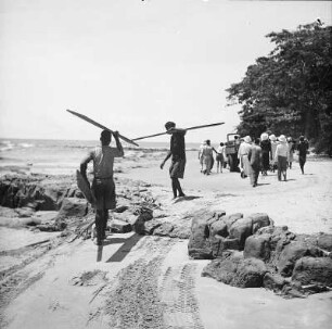 Am Strand : Der Strand bei Bata wird bei Ebbe mit Hilfe von Brettern zur Straße umfunktioniert.