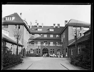 Köln, Krieler Weg, (heute Zülpicher Straße 41), Augusta-Hospital, Innenhof mit Patienten und Krankenschwestern
