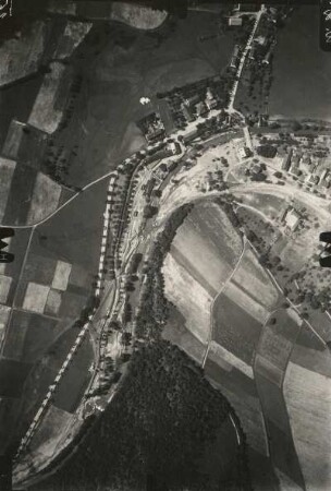 Müglitztal bei Mühlbach und Häselich. Von Nordwest her geradlinige Straße von Maxen ins Müglitztal, am Ostufer der Müglitz entlang des zum Wald führenden südlichen Feldweges heute Besiedlung. Luftbild-Senkrechtaufnahme