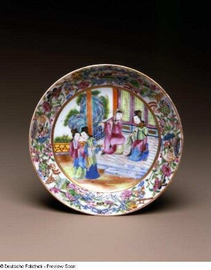 Schale mit flöteblasendem Paar und zwei Dienerinnen : Schale mit flöteblasendem Paar und zwei Dienerinnen. China, 1801/1850. Porzellan, Aufglasurmalerei; Höhe 2,7 cm, Durchmesser 14,8 cm. Dresden: Staatliche Kunstsammlungen Dresden (SKD), Porzellansammlung P. O. 6114 (Rosa Familie). Reichel (1993) Kat. Nr. 117