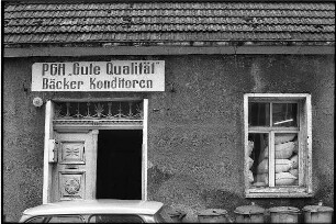 Filiale der Bäcker-PGH "Gute Qualität" mit Mehlsäcken