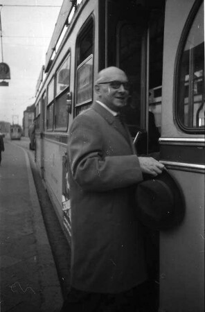 Straßenbahnbenutzung durch den Karlsruher Verkehrsdezernenten Dr. Franz Gurk.