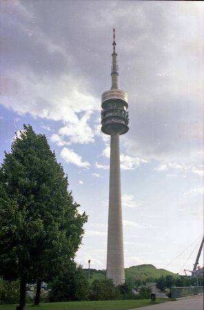 München: Fernsehturm von unten