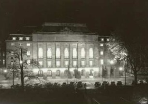 Dresden, Schauspielhaus, Fassade zur Ostraallee mit Parkplatz bei Nacht