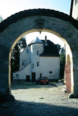 bogenförmige Toreinfahrt mit Schlussstein an ehemaliger Mühle; Gebäude an Hofrückseite