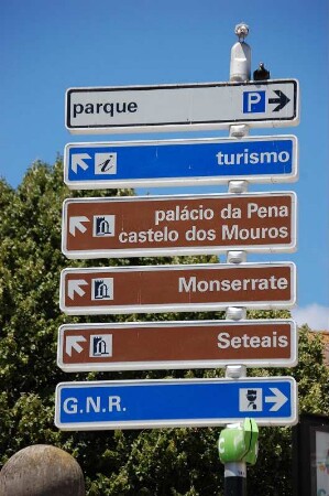 Hinweisschilder in der Kleinstadt Sintra bei Lissabon