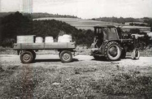 Fotografie: Transportgerät, Standardtraktor, Zweiachsanhänger
