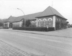 Ahrensburg, Lübecker Straße 8. Marstall (1845-1846). Straßenansicht von Südwest