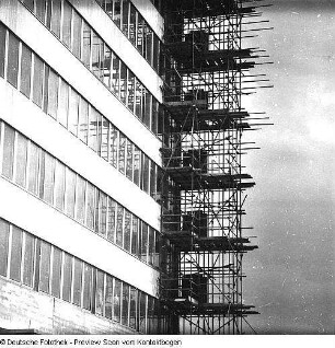 Haus der Presse (Blick von oben, Baustelle, Innenansichten Kantine?, Büro?, mit Skulpturen, mit Transparent, Richtfest)