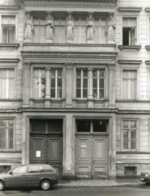 Görlitz, Wilhelmsplatz 12/13. Wohnhaus (um 1875). Teilansicht (Portalachsen)
