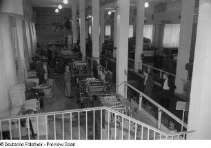Besucher an Ständen der VVB Polygraph während der Internationalen Ausstellung für Buchgewerbe und Graphik (Bugra) 1953