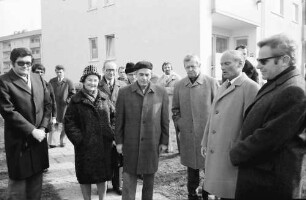 Freiburg: Julius-Brecht-Straße; zum 75 jährigen Jubiläum des Bauvereins Freiburg; vier Eichen als Geschenk der Stadt; Oberbürgermeister und Bauvereinsmitglieder