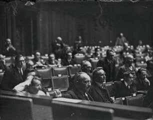 Die Linke im Reichstag in Berlin, Blick auf die Bänke der Kommunisten. Mitte: 1. von links: Hoellein, 2. von links Paul Löbe, rechts daneben Willi Münzenberg