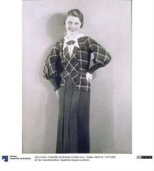 Charlotte von Bredow in Kleid von L. Gadiel
