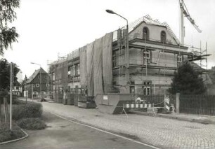 Hirschfelde (Kreis Zittau), Rosenstraße 3. Ehemaliger Gasthof? (Gemeindeamt und Sparkasse) (um 1850). Ansicht mit Gerüst