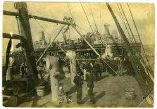 Besatzungsmitglieder und Auswanderer an Deck des Hochseepassagierdampfers "Bremen II"