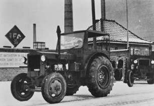 Nordhausen. IFA - Werk. Traktoren (Schlepper) für die Frühjahrsbestellung verlassen das Werk