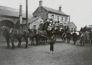 Edinburgh, Schottland. Touristen der Hapag in vierspännigen Kutschen an einem Güterbahnhof (wohl in Hafennähe) vor einer Wagenfahrt durch die Stadt