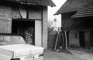 Freiburg, Waltershofen: Dorfstraße, Durchblick auf Kirche
