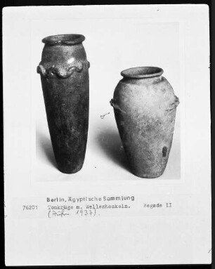 Tonkrug mit Wellenhenkel