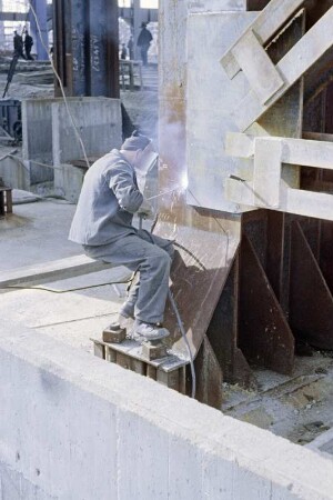 Bau des Gaskombinates Schwarze Pumpe. Schweißer bei der Arbeit. : Twar płunokombinata Čorna Pumpa. Skowar při dźěle.