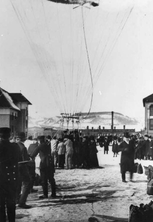 Jena. Ballonfahrertreffen. Startplatz für Ballonfahrt. Aufgerichteter Ballon. Männer halten den Korb des Ballons. Blick gegen Johannisberg