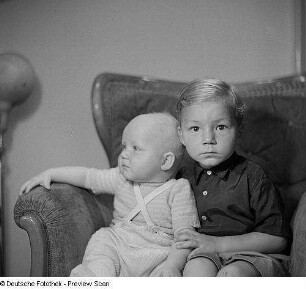 Porträt Mutter mit Kind und Baby