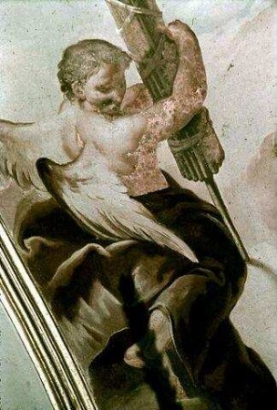 Pendentif über der Justitia-Statue: Putti mit Fasces, Krone, Schädel und Buch