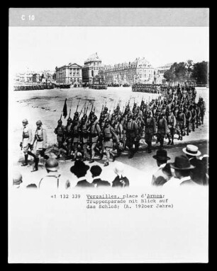 Versailles: Place d'Armes: Truppenparade mit Blick auf das Schloss