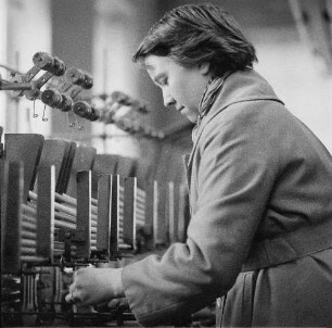 Niesky. Frau arbeitet an einer Spinnereimaschine