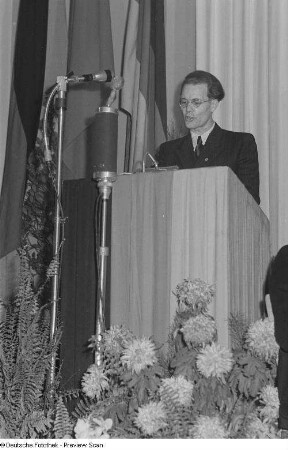 Portrait eines Mannes am Rednerpult auf der Dritten Verlegerkonferenz