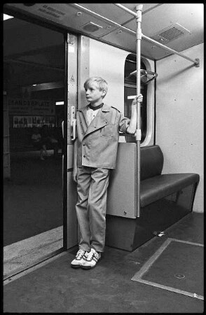 Junge in der U-Bahn