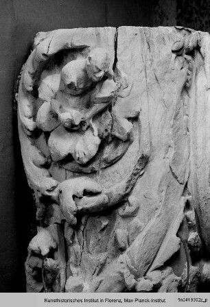 Fragment der südlichen Rankensäule vom Hauptportal des Domes