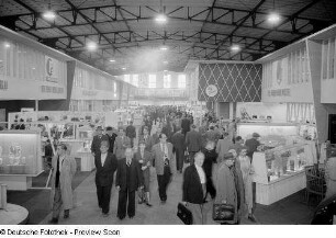 Besucher und VEB-Stände der "Chemie" betitelten Halle auf der Leipziger Herbstmesse