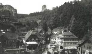 Rathen-Niederrathen. Ortsteilansicht im Amselgrund mit Café "Zum Sonnigen Eck" (Nr. 9 b) und Wohnhaus mit Laden (Drogerie und Kolonialwarenladen Emil Böhme, Nr. 10). Blick nach Nordnordwest den Grund aufwärts zum Talwächter