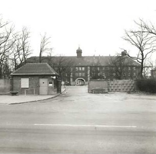 Cottbus, Paul-Hornick-Straße. Paul-Hornick-Kaserne (um 1936). Torhaus. Straßenansicht von Norden mit Schilderhaus