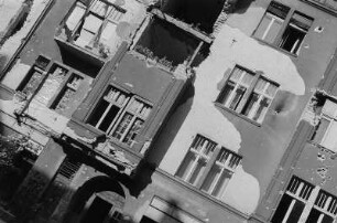 Berlin. Teilfassade eines Wohnhauses mit kriegsbedingten Schäden