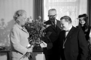 St. Blasien: Rathaus; Bürgermeister Gießler überreicht Blumen und Uhr
