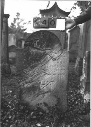 Grabstein 140 (Index: 99786134) Zustand: Vorderseite: Inschrift größtenteils abgeblättert Maße HxBxT: 96x55x12 cm: Grabstein 140