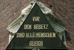 Vor dem Gesetz sind alle Menschen gleich