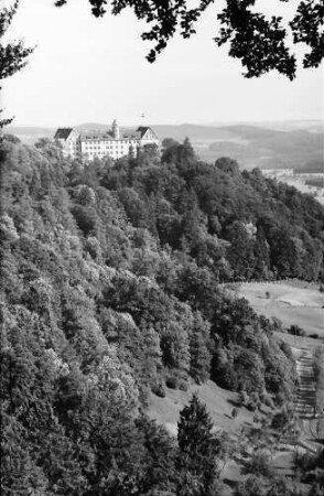 Heiligenberg: Schloss auf Bergrücken