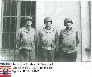 Hessen (amerikanische Militärregierung), 1945/46 / Gruppenaufnahme v. l. n. r.: / Charles S. Smith, Captain; Clare R. Davis, Colonel; Wilson W. Williver, Major