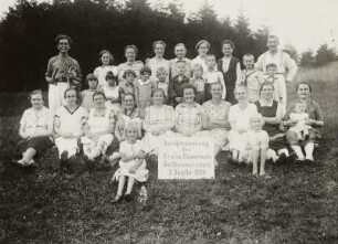 Seifhennersdorf (obersorbisch Wodowe Hendrichecy). Familienangehörige (Frauen und Kinder) und Mitglieder vom Spielmannszug der Freiwilligen Feuerwehr Seifhennersdorf