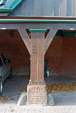Fritz-Berodt-Straße 7-9: Hofanlage: Haus Nr. 7 [Haus am Teich]: Traufseite zum Hof, Detailaufnahme: Ständer der ehemaligen Remise, darüber Frontispiz mit Verbretterung