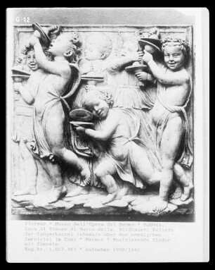 Reliefs der Sängerkanzel (ehemals über der nördlichen Sakristei im Dom) — Musizierende Kinder mit Zimbeln