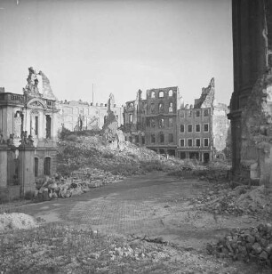 Dresden nach der Bombardierung vom 13./14. Februar 1945. Blick von der Ruine des Coselpalais auf die zerstörten Wohnhäuser auf der Salzgasse